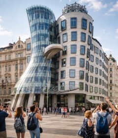 découvrez pourquoi la maison dansante à prague est une attraction touristique incontournable, mêlant architecture unique et histoire fascinante qui séduisent des visiteurs du monde entier chaque année.